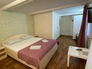 Гостиница Happy House Hostel Казань Двухместный номер Делюкс с 1 кроватью и душем-1