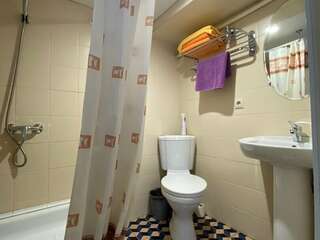Гостиница Happy House Hostel Казань Двухместный номер Делюкс с 1 кроватью и душем-2